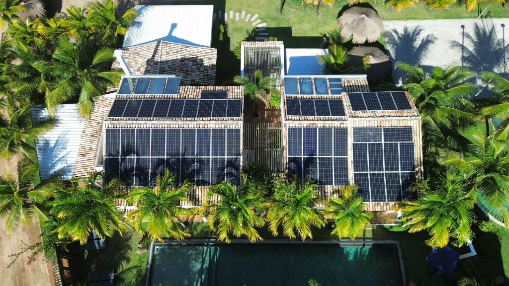 EcoSolar — Projeto residencial de luxo com piscina e palmeiras